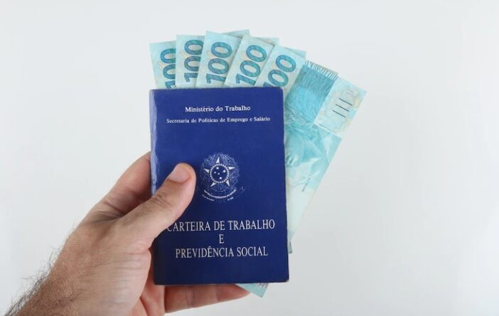 Primeira parcela do 13º salário deve ser paga até esta quarta-feira para os trabalhadores com carteira assinada