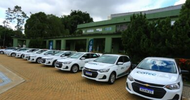 Caiado entrega 17 veículos a Colégios Tecnológicos de Goiás