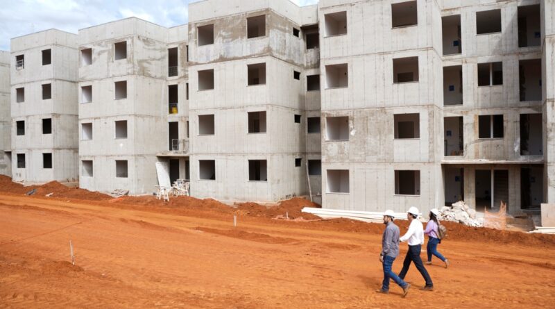 Obras do Residencial Vida Mais Vera Cruz – Condomínio Ipê Amarelo, em agosto: subsídio de R$ 42 mil por unidade para famílias com renda de até três salários mínimos (Foto: Octacílio Queiroz)