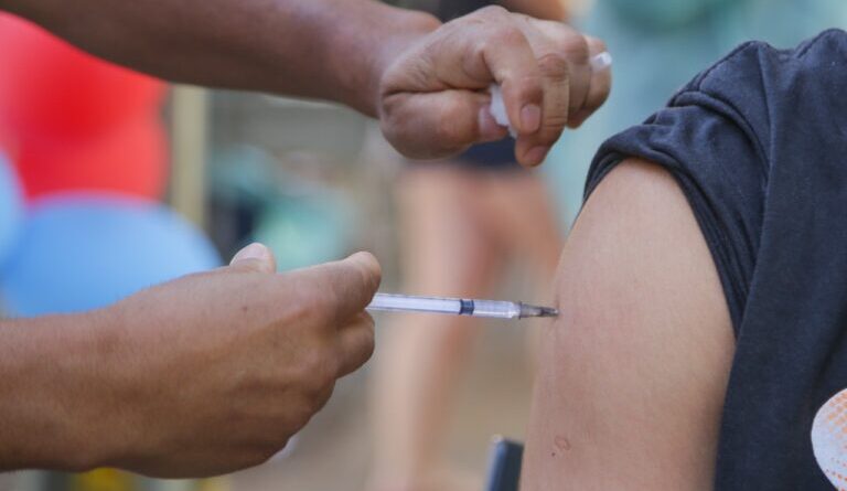 Imunização estará disponível das 9h às 17h no domingo, para públicos de todas as idades