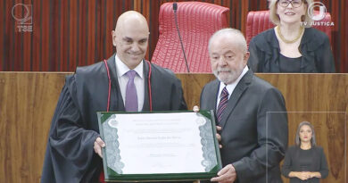 Lula recebe o diploma de presidente eleito das mãos do presidente do TSE, Alexandre de Mor