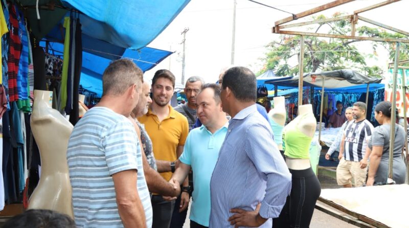 Acompanhado de secretários e assessores, prefeito Pábio Mossoró visita os feirantes do Céu Azul