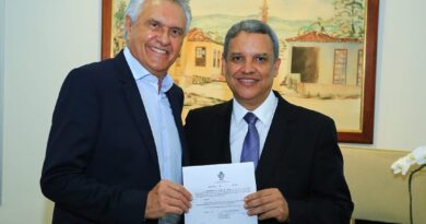 Governador Ronaldo Caiado e o novo desembargador do TJ-GO José Taveira: nomeação segue para publicação no Diário Oficial do Estado