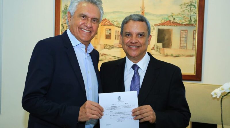 Governador Ronaldo Caiado e o novo desembargador do TJ-GO José Taveira: nomeação segue para publicação no Diário Oficial do Estado