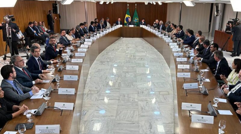 O presidente Lula em reunião com os governadores para debater a redução de ações extremistas pelo país