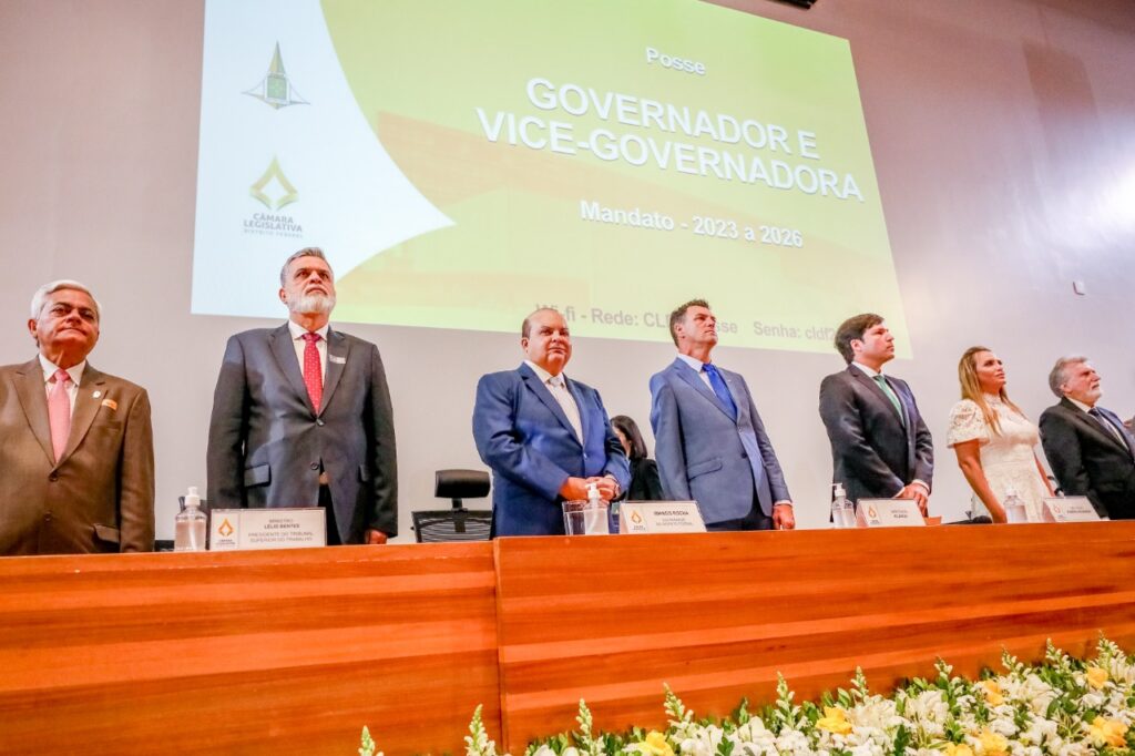 Na Câmara Legislativa, Ibaneis Rocha e Celina Leão prestaram o compromisso de cumprir a Constituição Federal e a Lei Orgânica | Fotos: Renato Alves/Agência Brasília