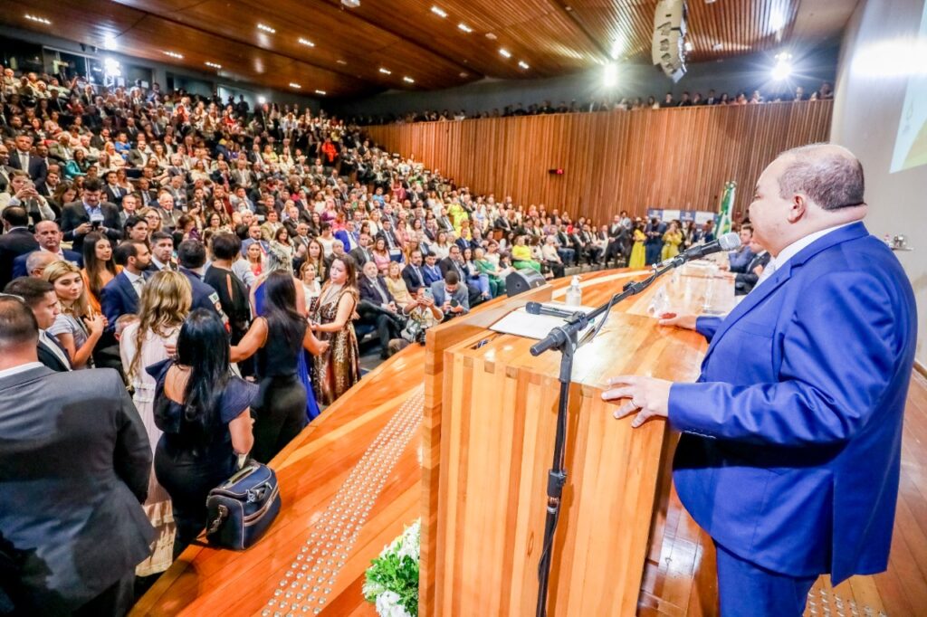 Em sua primeira fala no novo mandato, Ibaneis Rocha se disse muito emocionado, dispensou o discurso escrito e agradeceu a Deus, aos familiares, à população do DF e a todos que participaram de sua primeira gestão