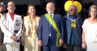 A cerimónia de tomada de posse de Lula da Silva enquanto 39.º presidente do Brasil ficou marcada pelo ato simbólico da faixa presidencial, que, face à ausência do presidente cessante, Jair Bolsonaro, foi entregue por representantes do povo brasileiro. Ao lado do vice-presidente empossado, Gerardo Alckmin, e da mulher, Janja Silva, Lula recebeu a faixa de uma criança, um indígena, um negro, uma mulher, um operário e uma pessoa com deficiência, em nome do 'povo brasileiro’.