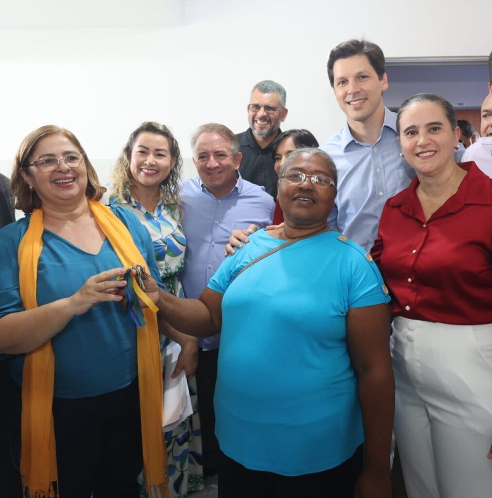 Ministra das Mulheres, Cida Gonçalves entrega a chave do apartamento de dona Dejanira Silva, que está entre os contemplados com moradia própria graças à parceria do governo de Goiás com o governo federal (Fotos: André Costa)