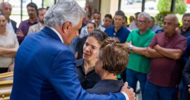 O governador Ronaldo Caiado presta homenagens a Dona Iris: "Deixou exemplo para mulheres acreditarem na competência, na capacidade de ocupar espaço e definir o seu espaço