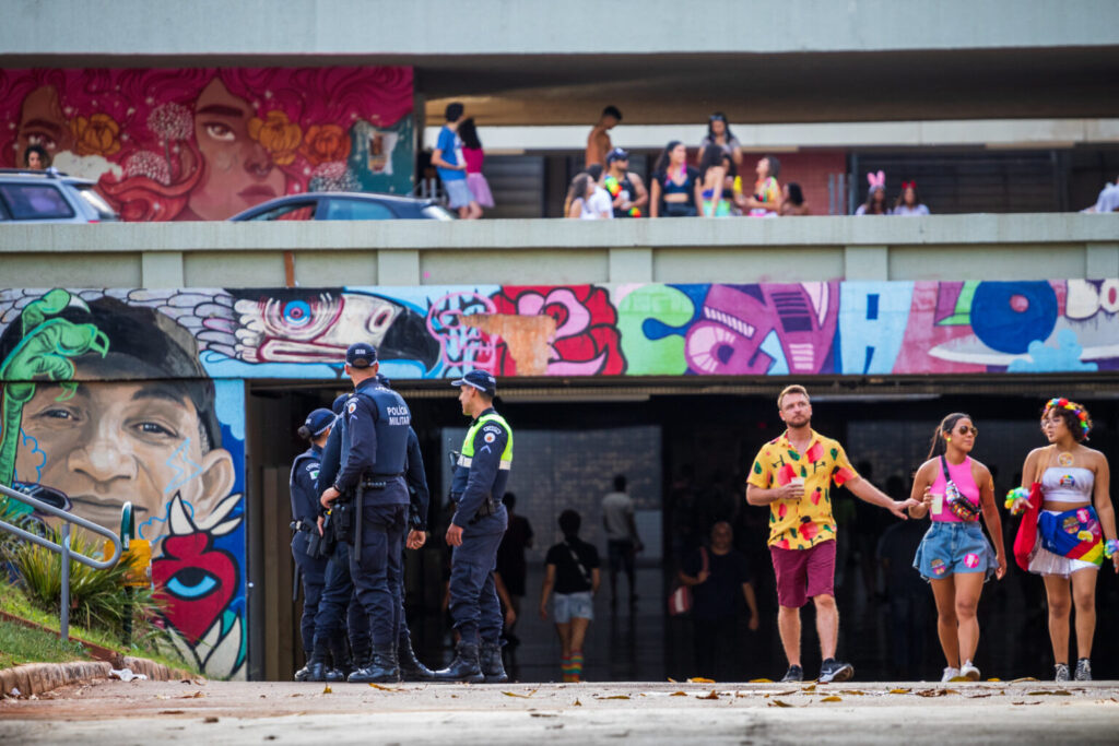 Os policiais revistaram pedestres nas proximidades dos blocos e recolheram objetos cortantes e garrafas, segundo a PMDF | Foto: André Feitosa/SSP