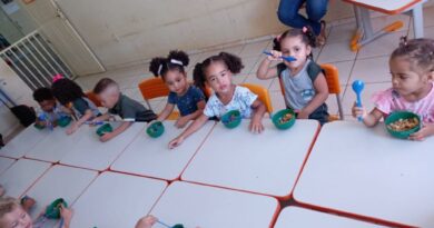 Cardápio é elaborado por nutricionistas do setor e enviado semanalmente pela Diretoria de Alimentação Escolar (DALE/SME).