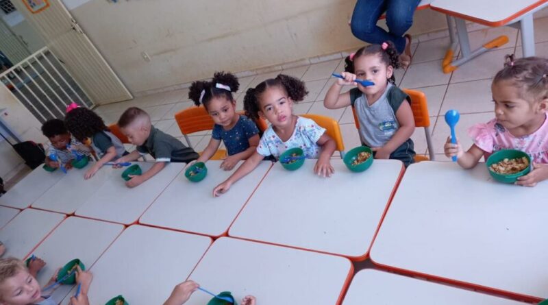 Cardápio é elaborado por nutricionistas do setor e enviado semanalmente pela Diretoria de Alimentação Escolar (DALE/SME).