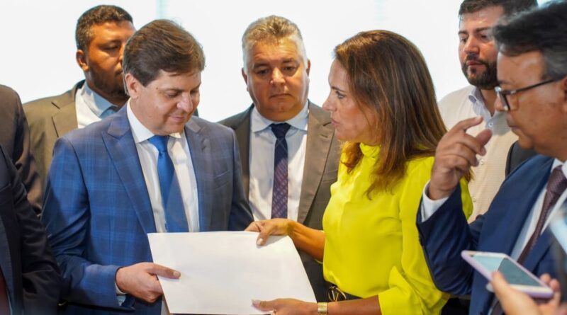 Primeira-dama Gracinha Caiado entrega ao presidente da Alego, deputado Bruno Peixoto, o novo Pacote Social do Governo de Goiás que cria os programas: Goiás Por Elas; Dignidade; Família Acolhedora Goiana e o novo Cofinanciamento Estadual da Assistência Social (Foto: Júnior Guimarães)