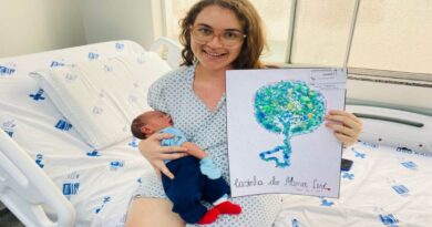 Maria Madalena da Silva com o filho Abner nos barços, um dos recém-nascidos do HEI (Foto: Instituto Patris)