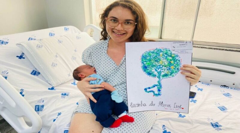 Maria Madalena da Silva com o filho Abner nos barços, um dos recém-nascidos do HEI (Foto: Instituto Patris)