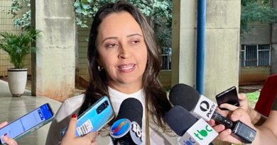 Superintendente de Vigilância em Saúde da SES, Flúvia Amorim, anuncia que todos os públicos prioritários podem receber a vacina bivalente contra a Covid-19, a partir de segunda-feira (20/03) (Foto: SES)