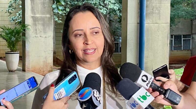 Superintendente de Vigilância em Saúde da SES, Flúvia Amorim, anuncia que todos os públicos prioritários podem receber a vacina bivalente contra a Covid-19, a partir de segunda-feira (20/03) (Foto: SES)