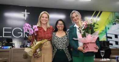 Vereadora Maria do Monte, autora do requerimento com as homenageadas deputadas Lêda Borges e Dra Zeli