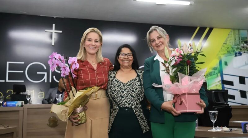 Vereadora Maria do Monte, autora do requerimento com as homenageadas deputadas Lêda Borges e Dra Zeli