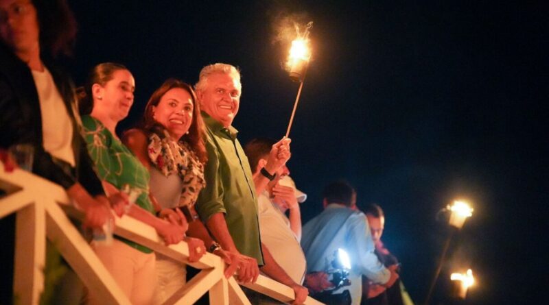 Governador Ronaldo Caiado e primeira-dama Gracinha Caiado participam da tradicional Procissão do Fogaréu na cidade de Goiás (Foto: Júnior Guimarães e Lucas Diener )