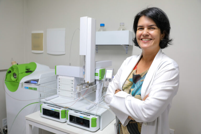 A chefe da Unidade de Genética do HAB, Carina Albuquerque, diz: “Existem doenças em que se a criança não tiver o diagnóstico precoce, pode ter dificuldade de crescimento, dificuldade de aprendizado, epilepsia de difícil controle. Por isso, é grande a importância do diagnóstico precoce”