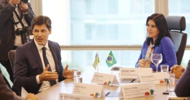 O vice-governador de Goiás, Daniel Vilela, esteve em reunião, nesta quarta-feira (12/04), com a ministra do Planejamento e Orçamento, Simone Tebet, em Brasília (DF). Ele estava acompanhado por representantes do setor lácteo goiano, que foram à capital federal detalhar preocupações com as atuais discussões acerca da Reforma Tributária. “Trata-se de um segmento de extrema importância para nossa economia, sobretudo na geração de empregos. Temos que fortalecê-lo e garantir-lhe competitividade. Por isso a relevância deste diálogo com a ministra”, disse Daniel. As ponderações dos representantes do setor lácteo giraram em torno da possível “penalização” dos pequenos produtores de leite – a grande maioria nos municípios brasileiros – que pagariam mais impostos, afetando toda a cadeia produtiva. Também externaram preocupação com a demora na restituição dos créditos tributários. Falaram ainda da eventual oneração da cesta básica – itens considerados essenciais, como o leite, pagariam mais impostos – como contraponto ao fato de que famílias das classes média e alta também consomem estes produtos. Em contrapartida, o governo, com este consequente aumento da arrecadação, implantaria um sistema que restitui parte do dinheiro exclusivamente às pessoas mais pobres, algo conhecido como “cash back”. Como esse sistema funcionaria na prática e a possibilidade de redução do consumo pelas famílias mais vulneráveis também geram receios no setor lácteo. REFORMA TRIBUTÁRIA Receptiva às análises feitas pelos empresários goianos, a ministra também recebeu estudos da Associação Brasileira de Laticínios que, em tese, embasavam os argumentos dos representantes deste segmento. Na sequência, Simone Tebet deu sinal verde para que técnicos de sua equipe mantenham diálogo com especialistas e consultores do setor lácteo. Vice-governador Daniel Vilela em encontro com ministra Simone Tebet (Foto: André Costa)