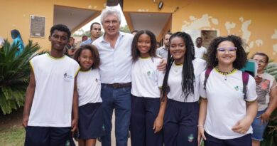 Governador Ronaldo Caiado comemora resultados que mostram queda de 54% na evasão escolar entre 2018 e 2021 (Foto: Secom)