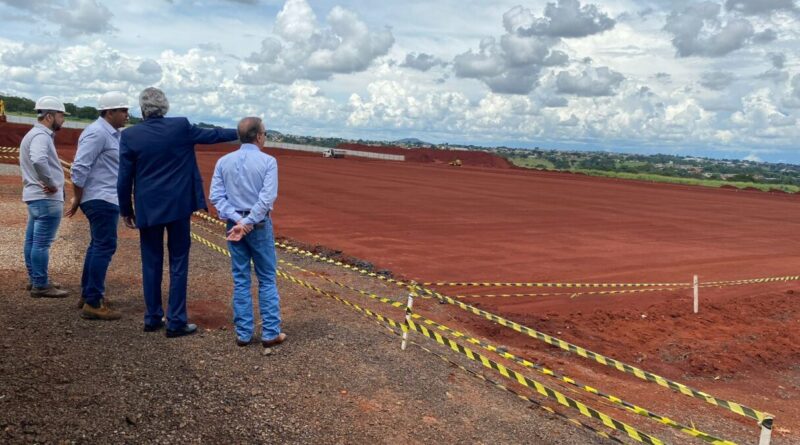 Governador Ronaldo Caiado vistoria as obras do Complexo Oncológico de Referência do Estado de Goiás (CORA), acompanhado de Henrique Prata, responsável pela gestão do Hospital de Amor de Barretos (Foto: Secom)