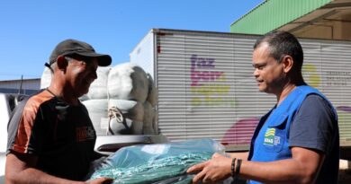 Cobertores da Campanha Aquecendo Vidas 2023 são enviados aos municípios do interior. Em uma semana, mais de 26 mil foram retirados em Goiânia (Foto: Aline Cabral)