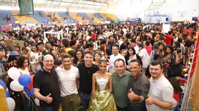 Feira Cultural, da Escola Municipal de Línguas de Valparaíso de Goiás, foi um dos eventos que mais reuniu a população,. O Ginásio Poliesportivo ficou completamente lotado.