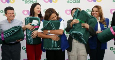Gracinha Caiado dá início à entrega de 70 mil cobertores da Campanha Aquecendo Vidas 2023 (Foto: Aline Cabral)