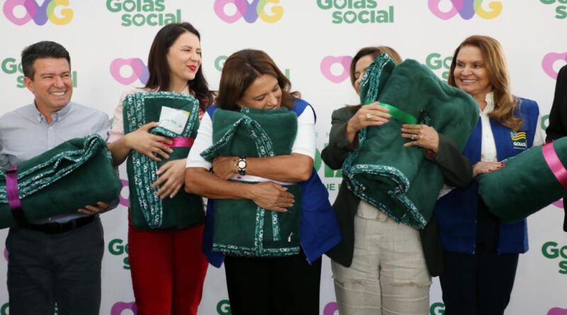 Gracinha Caiado dá início à entrega de 70 mil cobertores da Campanha Aquecendo Vidas 2023 (Foto: Aline Cabral)