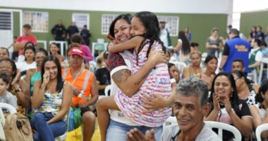 Momento de comemoração durante sorteio de casas em Santo Antônio do Descoberto: ao menos 6 mil famílias serão contempladas em 130 munícipios (Foto: Octacílio Queiroz)
