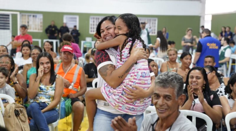 Momento de comemoração durante sorteio de casas em Santo Antônio do Descoberto: ao menos 6 mil famílias serão contempladas em 130 munícipios (Foto: Octacílio Queiroz)