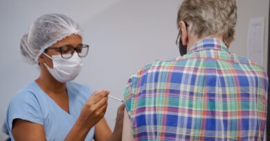 Vacina contra meningite, que é de rotina para a população abaixo de 15 anos, também está disponível para qualquer pessoa que ainda não imunizada (Foto: SES)