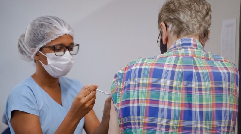 Vacina contra meningite, que é de rotina para a população abaixo de 15 anos, também está disponível para qualquer pessoa que ainda não imunizada (Foto: SES)