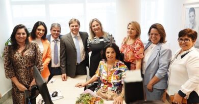 Presidente da ALEGO, Bruno Peixoto com deputadas e lideranças femininas de Goias na inauguração da Procuradoria da Mulher