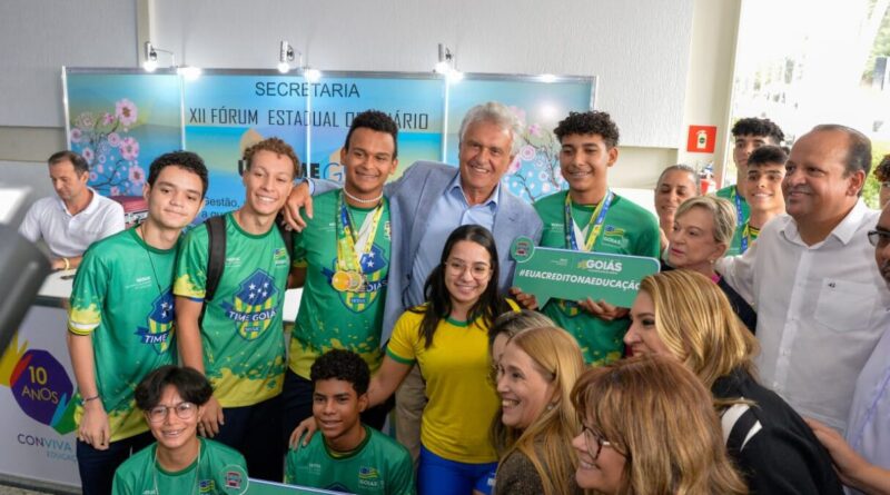 Alunos de Caldas Novas foram os primeiros a receber tablets e chips com internet (Foto: Lucas Diener)