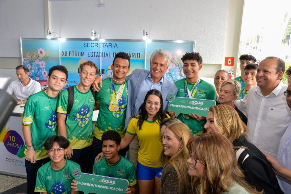 Ronaldo Caiado destaca importância da inclusão digital durante evento de entrega de chips e tablets em Caldas Novas (Foto: Lucas Diener)