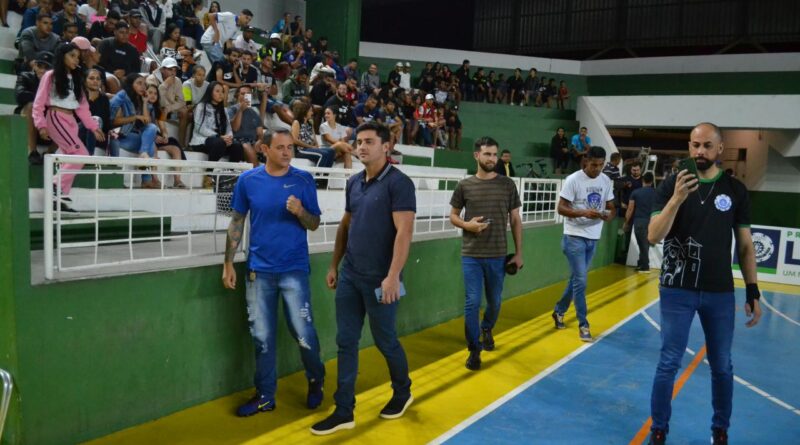 Prefeito Diego Sorgatto fiscaliza o Ginásio de Esportes que está sendo preparado para sediar etapa regional dos jogos estudantis de Goiás