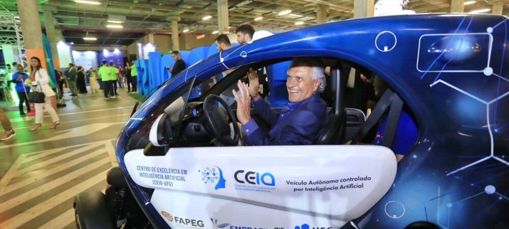 Governador experimenta protótipo de carro autônomo em exposição na Campus Party (Foto: André Saddi)
