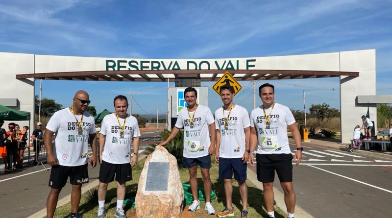 Na oportunidade, prefeito de Valparaíso de Goiás, Pábio Mossoró (2º da esq. p/ dir.), inaugurou pedra fundamental do Reserva do Vale