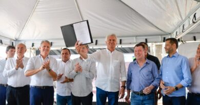 Governador Ronaldo Caiado durante assinatura da ordem de serviço que dá início às obras do Mercadão do Entorno de Águas Lindas de Goiás (Fotos: Lucas Diener)