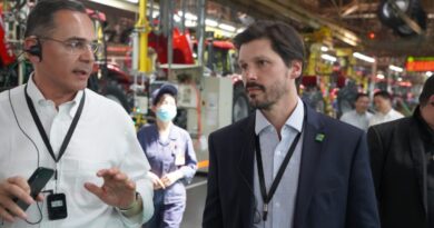 Em Luoyang, na China, vice-governador Daniel Vilela conhece montadora de tratores interessada em instalar fábrica em Goiás (Fotos: Bruno Farias)
