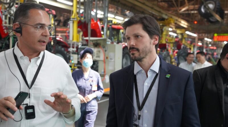 Em Luoyang, na China, vice-governador Daniel Vilela conhece montadora de tratores interessada em instalar fábrica em Goiás (Fotos: Bruno Farias)
