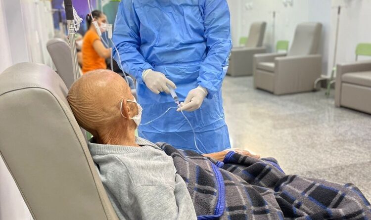 Paciente em sessão de quimioterapia na ala oncológica do HCN, em Uruaçu, a primeira da rede estadual (Foto: arquivo SES-GO)
