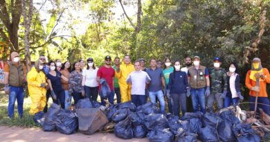 Prefeito Pábio Mossoró, secretário Tadeu Martins e funcionários da Secretaria de Meio Ambiente fazem a limpeza do Córrego Maurício