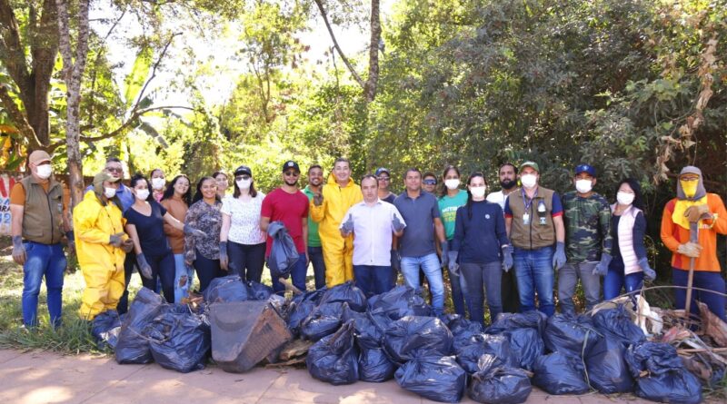 Prefeito Pábio Mossoró, secretário Tadeu Martins e funcionários da Secretaria de Meio Ambiente fazem a limpeza do Córrego Maurício