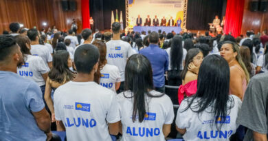 Alunos do QualificaDF Móvel em cerimônia de formatura: programa beneficiou 24 mil alunos em 2022 | Foto: Renato Alves/Agência Brasília